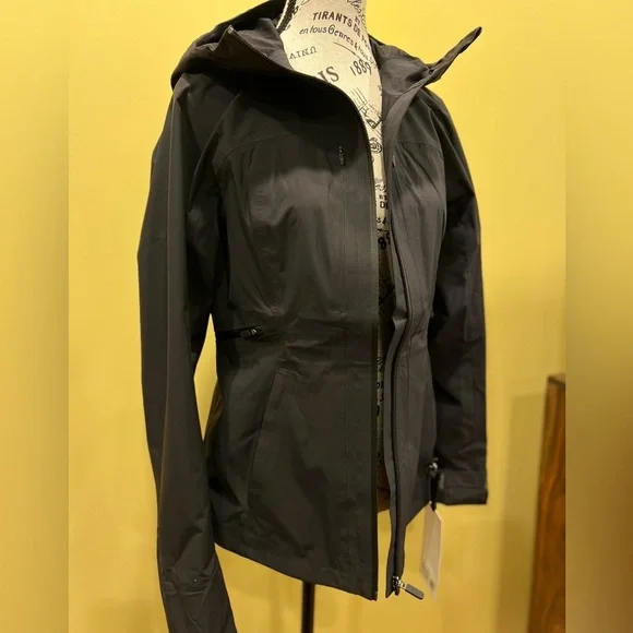 ☔️LULULEMON BREAK A TRAIL JACKET NWT SIZE